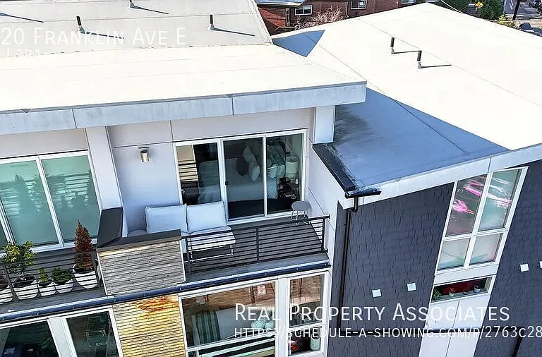 3220 Franklin Ave E — Photo 22