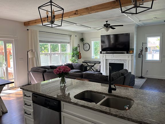 4th image of 465 E Windy Garden Ln