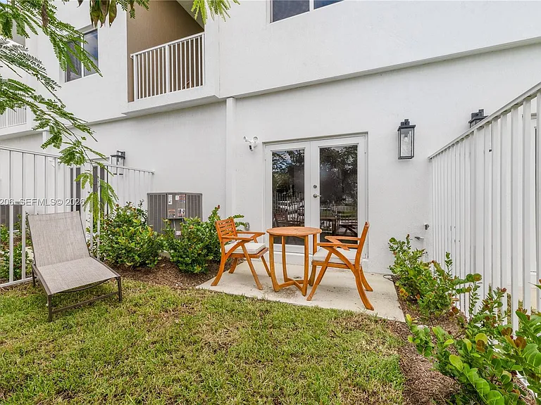 635 NW 30th Ter — Photo 12