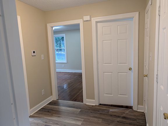5th image of 212 S Raleigh Ct