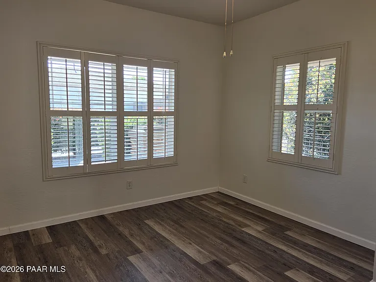 556 N Robles St — Photo 9