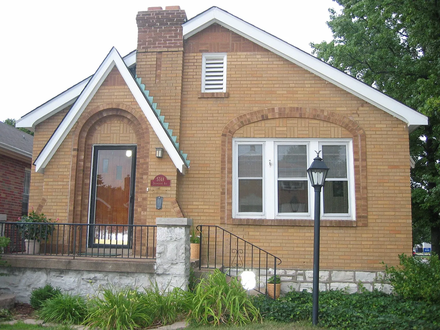 5748 Devonshire Ave photo 1