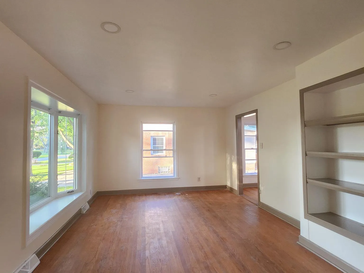 4 bed, 2.5 bath, 2387 sqft, $2,500 — Photo 3