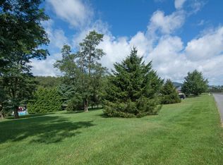 431 Wake Robin Trl, Lewisburg, WV 24901