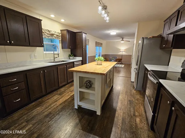 73 Seaside Rd, Saint Helena Island, SC 29920
