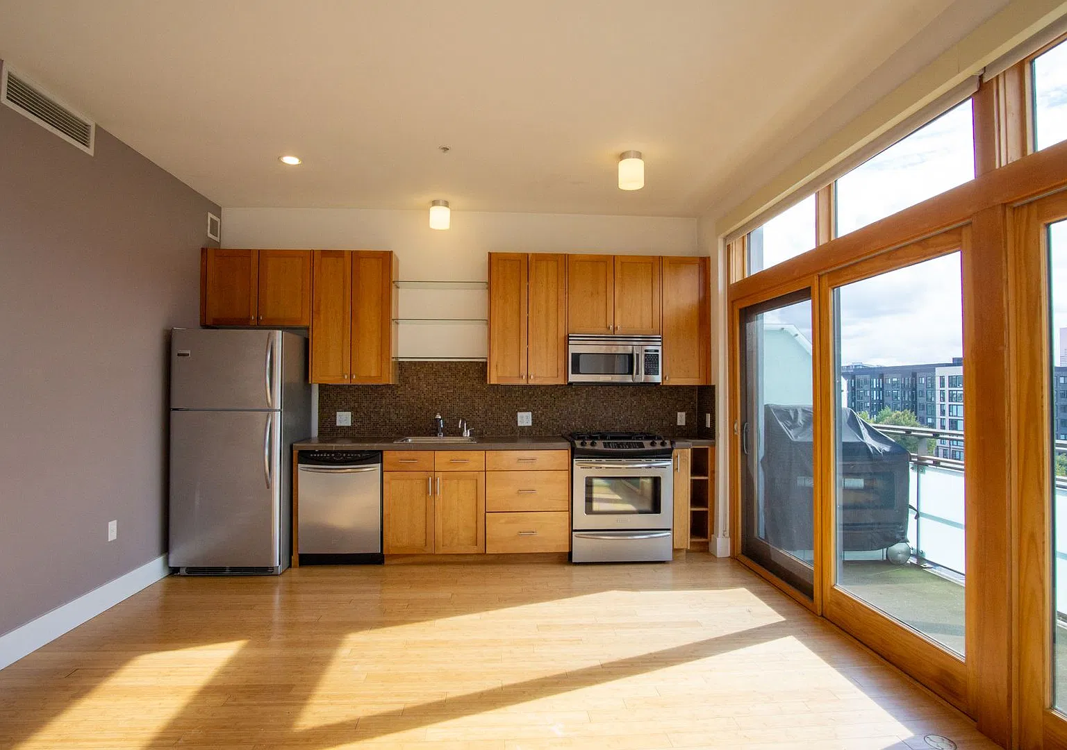 Slabtown: Stunning Top-Floor One-Bedroom with Balcony! — Photo 2
