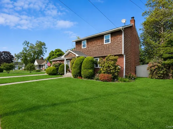11 Lincoln Court, Copiague, NY 11726