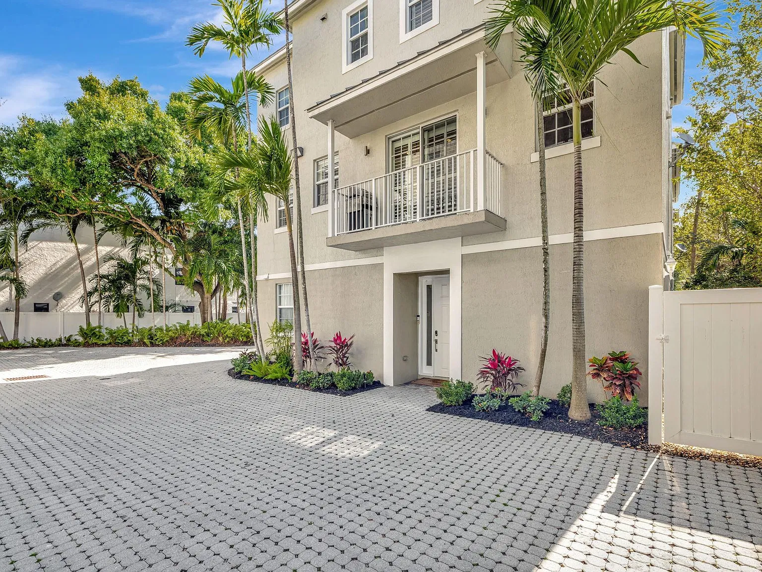 3 bed, 3.5 bath, 2402 sqft, $4,300 — Photo 3