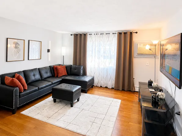 157 Stone St APT 5, Walpole, MA 02081