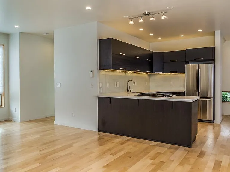 3822 N Commercial Ave — Photo 10
