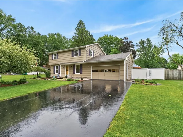 5 Sandy Hill Dr, Fairport, NY 14450