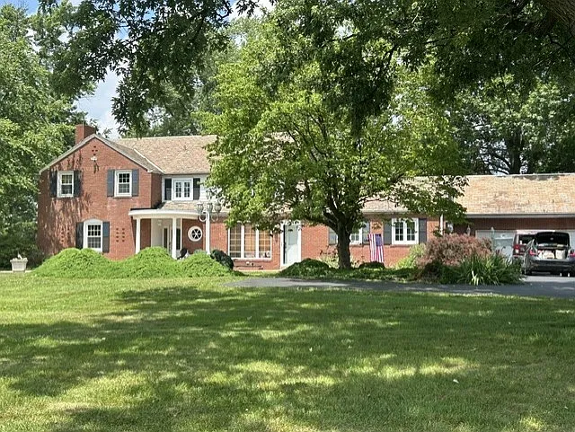 29 College Dr — Photo 1
