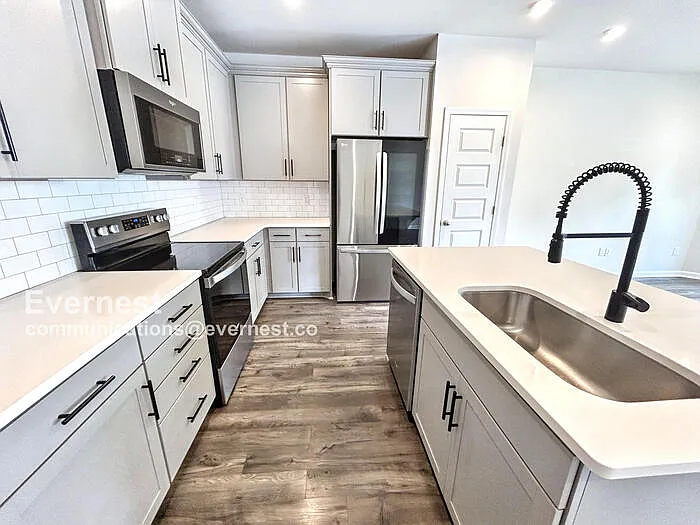 329 Victoria Dr — Photo 3
