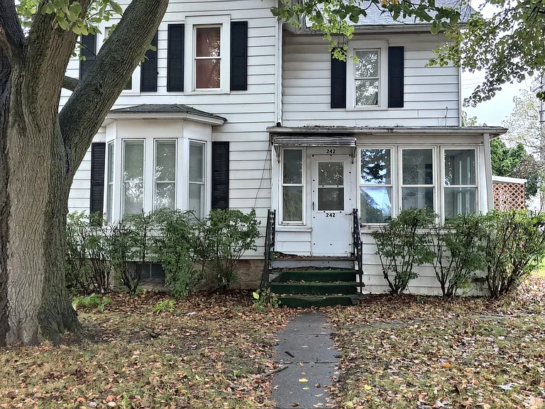 242 W Lincoln Ave — Photo 1