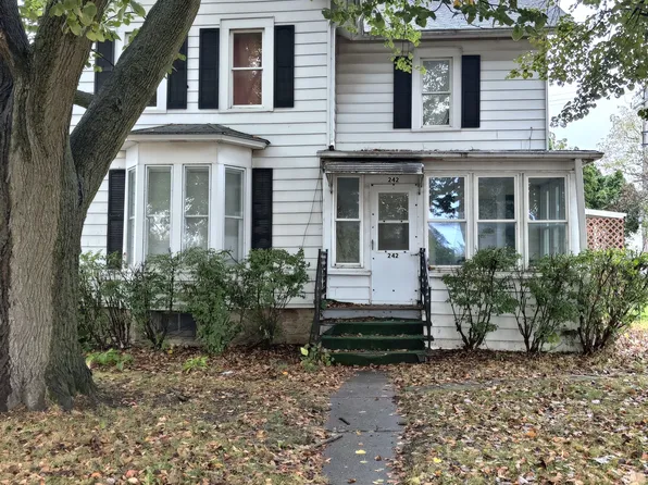 242 W Lincoln Ave, Hinckley, IL 60520