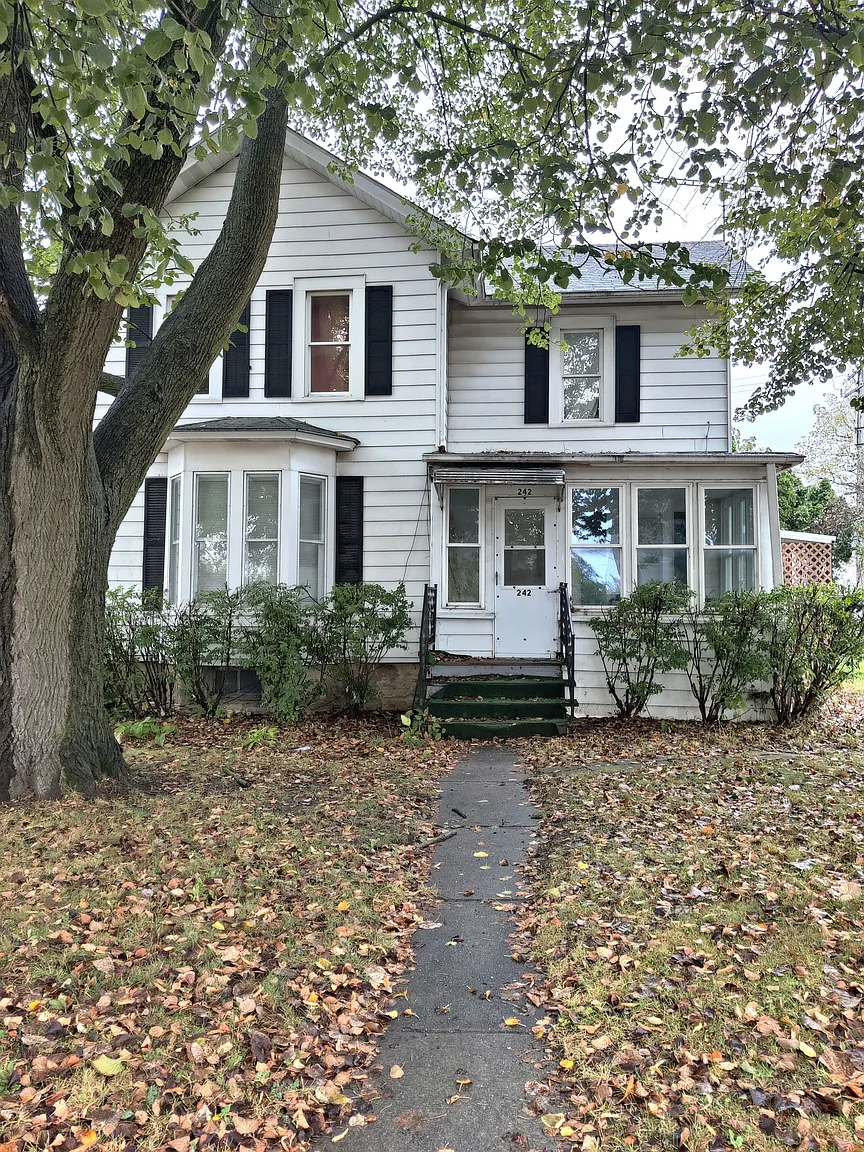 242 W Lincoln Ave photo 1