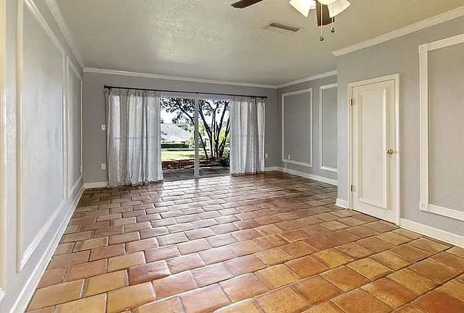1226 Villa Lane - R200 — Photo 3