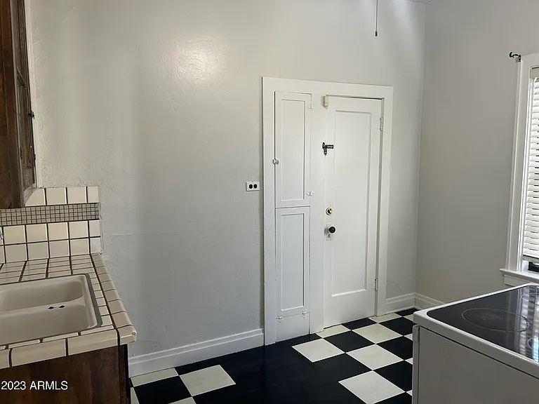 902 E Palm Ln #4 — Photo 16