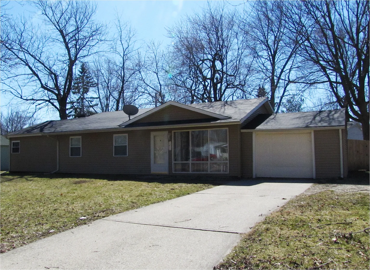1211 Hollycrest Dr photo 1