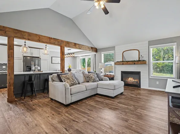 709 Flame Way, Baldwin City, KS 66006