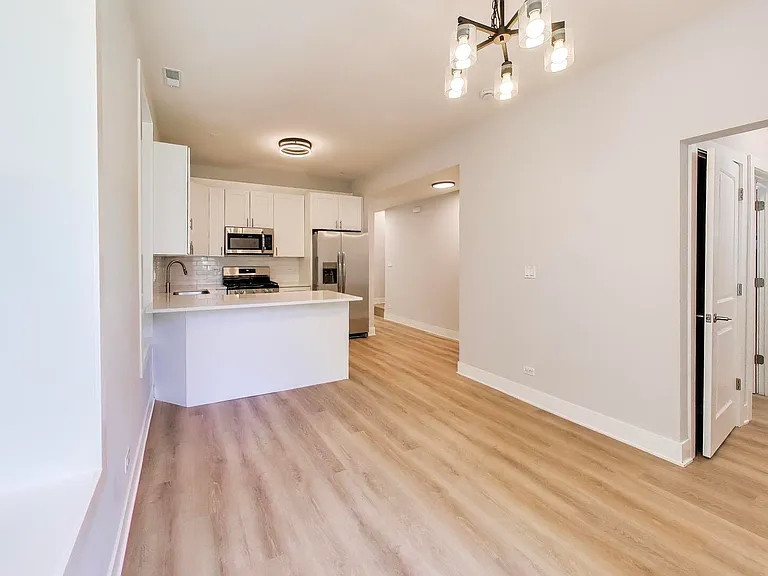1821 S Fairfield Ave — Photo 8