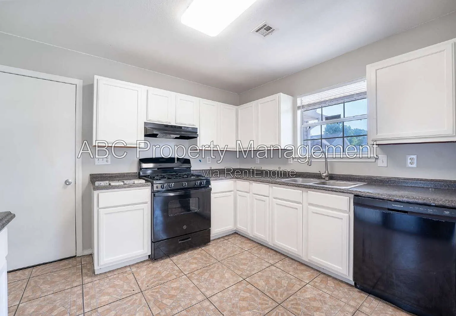 3 bed, 1.5 bath, 1200 sqft, $1,500 — Photo 2