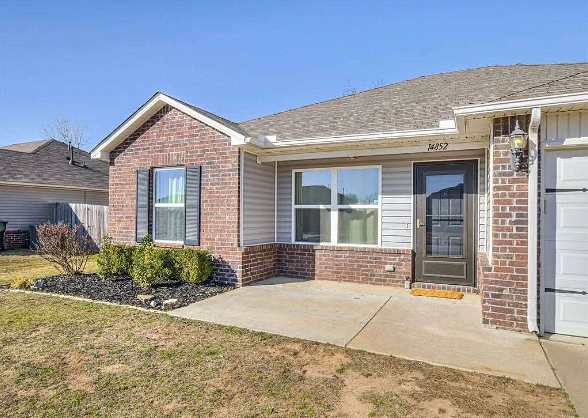 3 bed, 1322 sqft, $2,000 — Photo 2