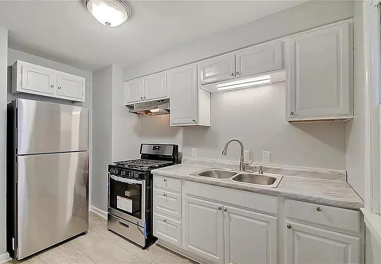 702 W 42nd St — Photo 7