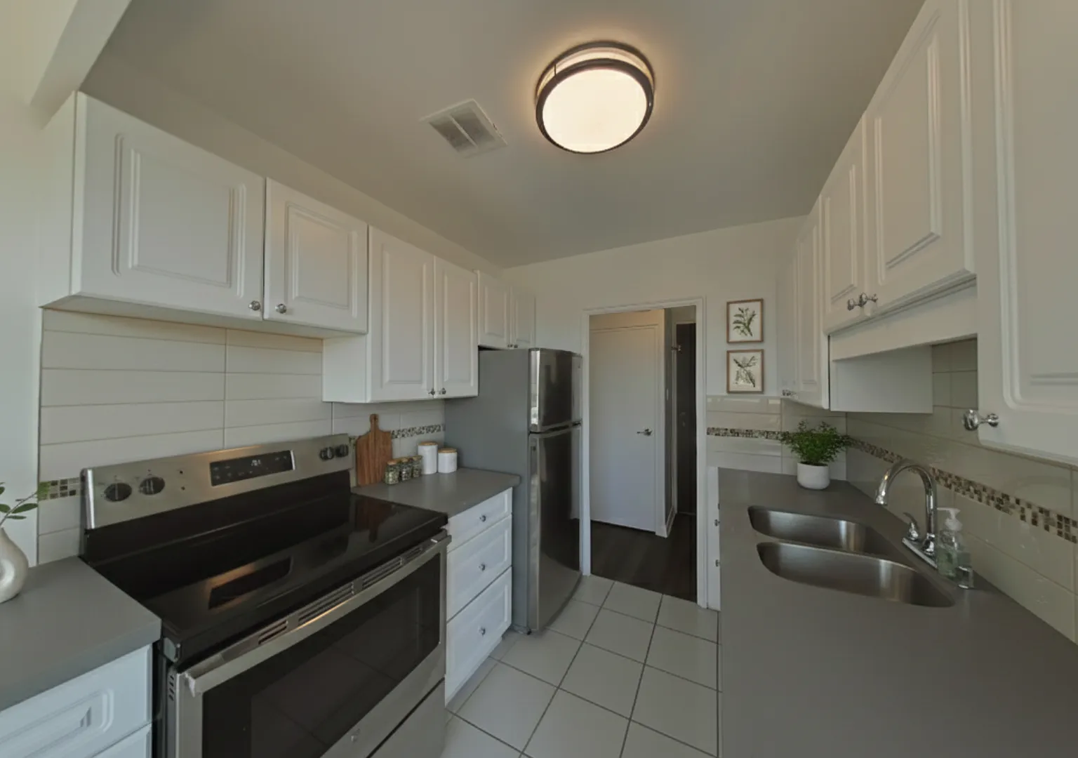 2 The Donway East — Photo 1