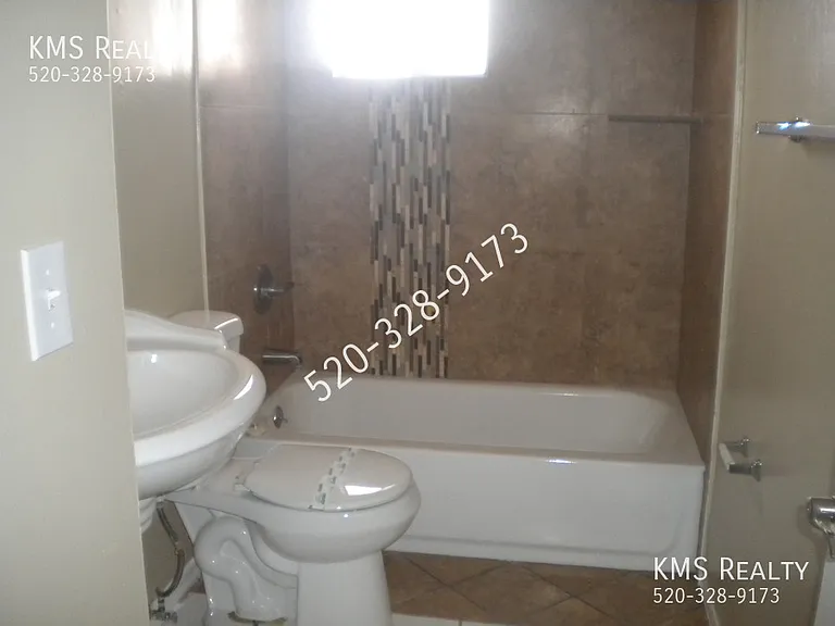 1711 E Canada St — Photo 12