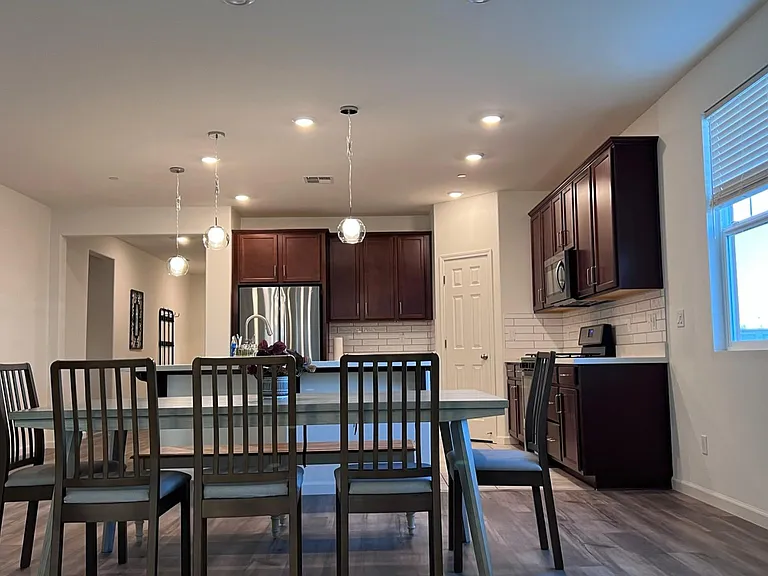 1400 Van Zee Dr — Photo 5