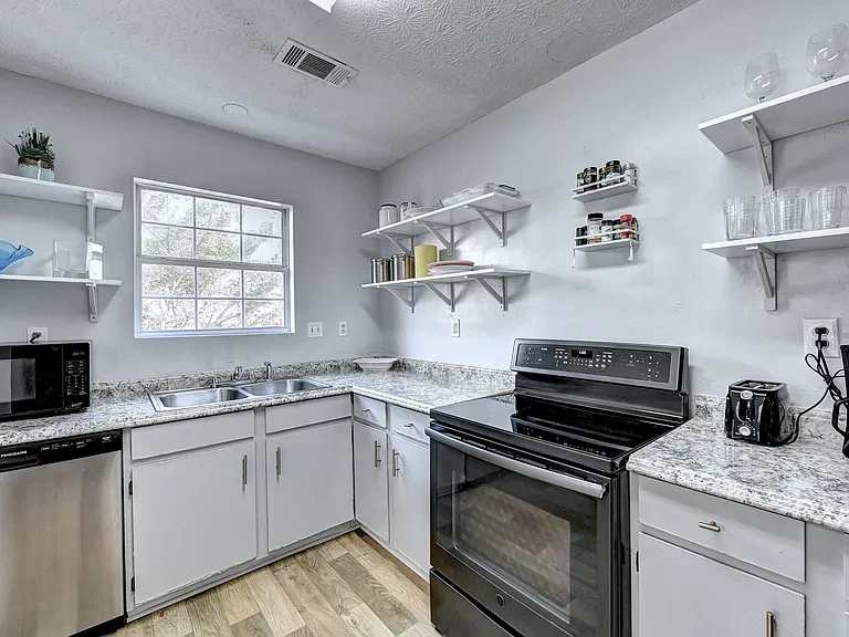 1170 Atlantic Dr NW — Photo 16
