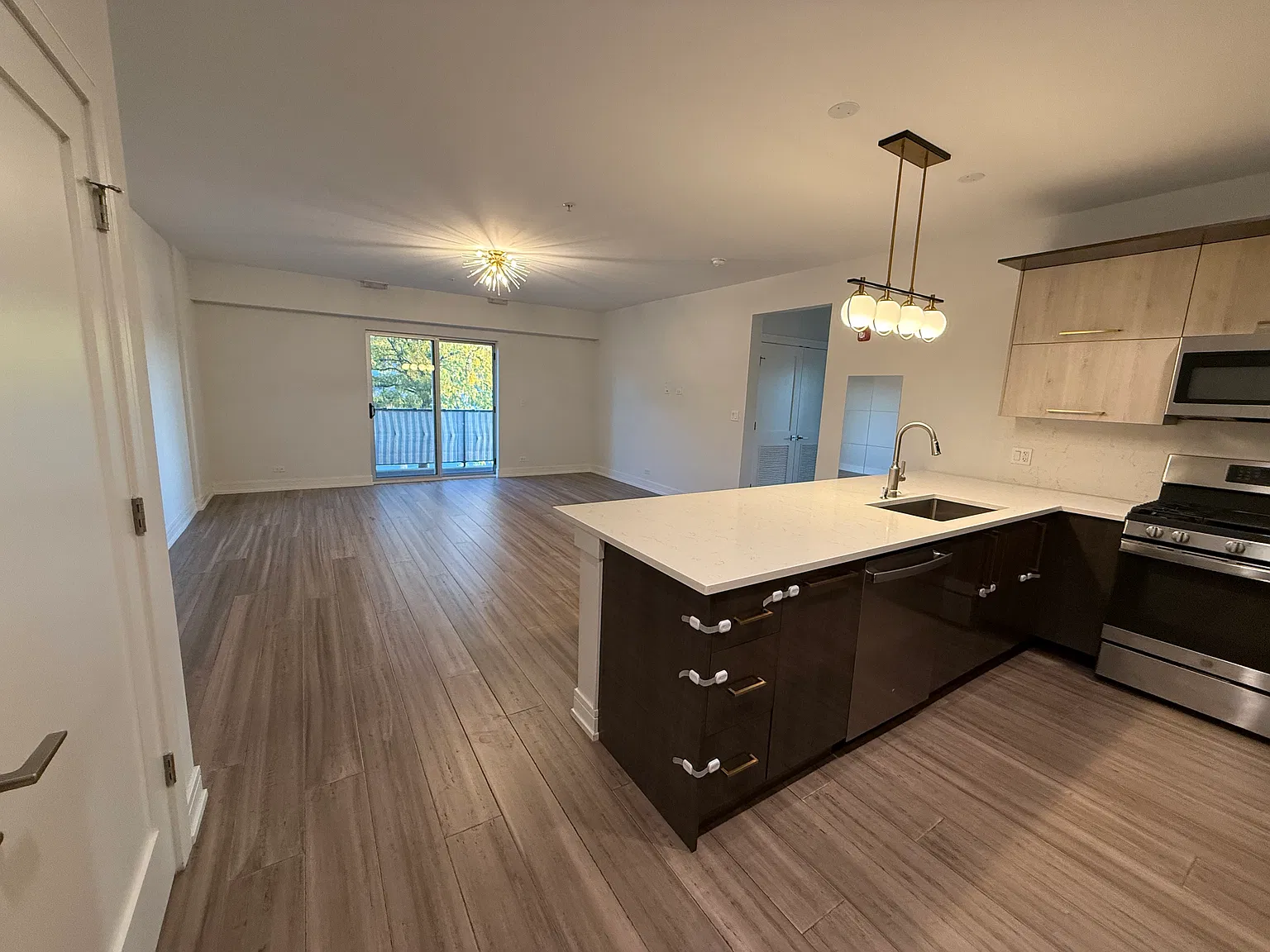 2 bed, 1093 sqft, $2,400 — Photo 1