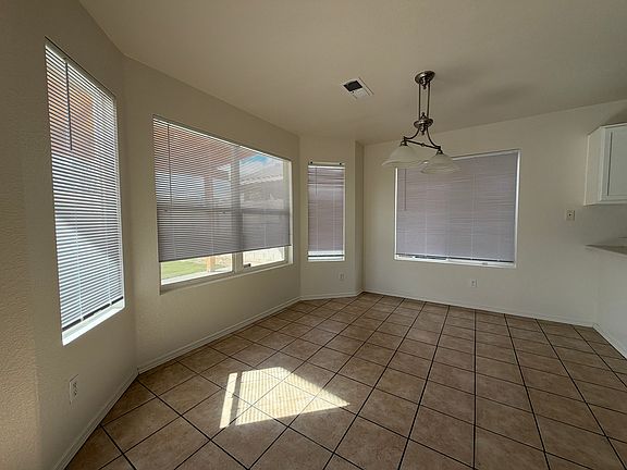 5th image of 667 Vista Luna Ln SW