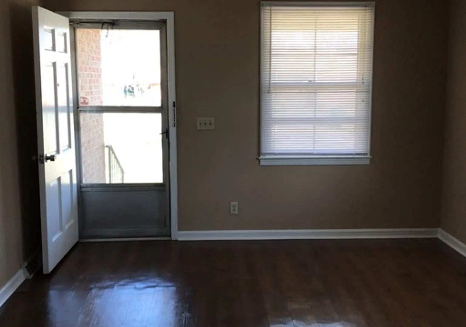112 Lealand Ln — Photo 2