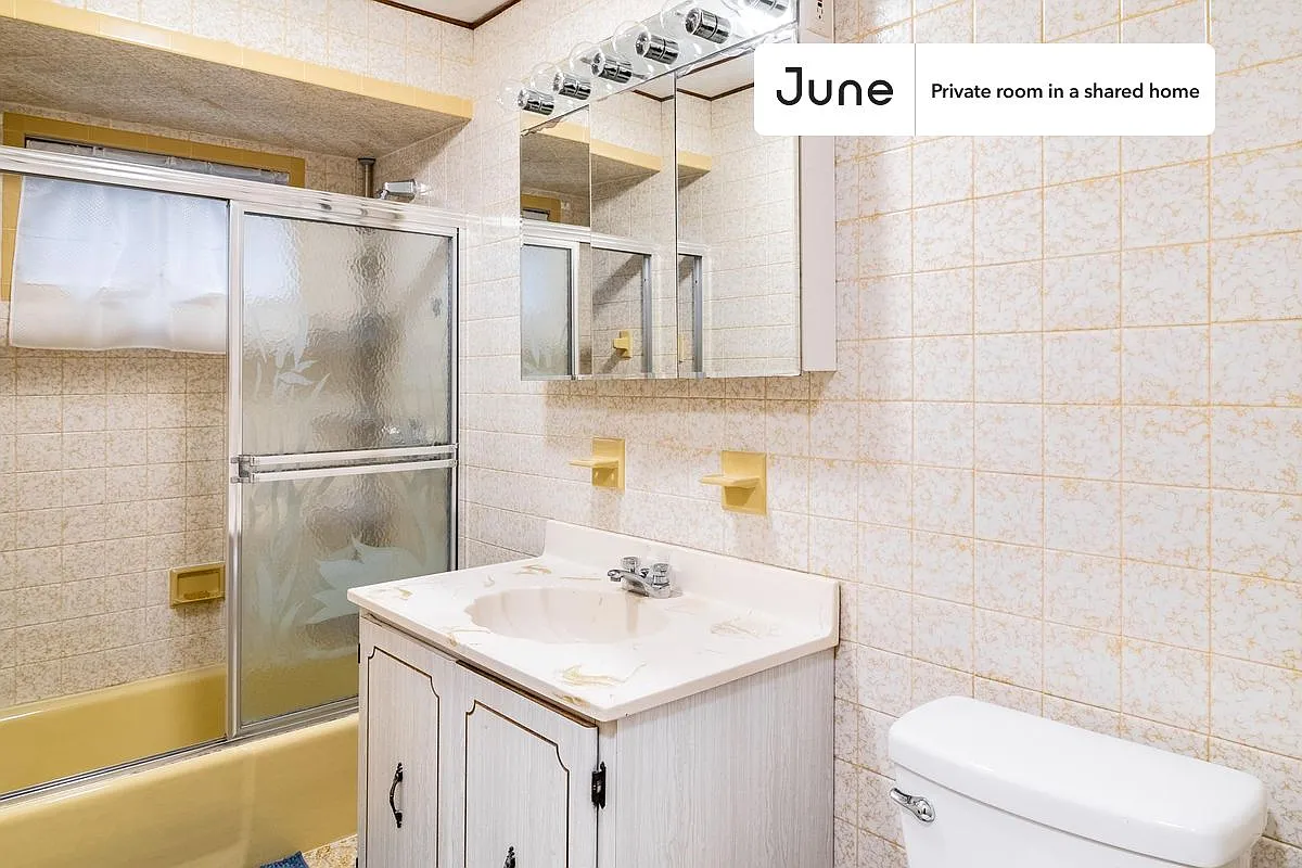 Full bedroom in 5 bed/1 bath home in Somerville #1702 E — Photo 4
