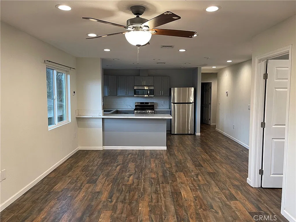 3 bed, 2.5 bath, 1488 sqft, $5,200 — Photo 2