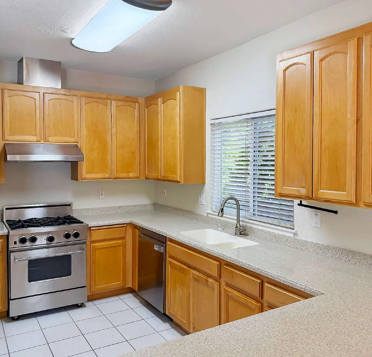 3 bed, 3.0 bath, 1968 sqft, $4,000 — Photo 4