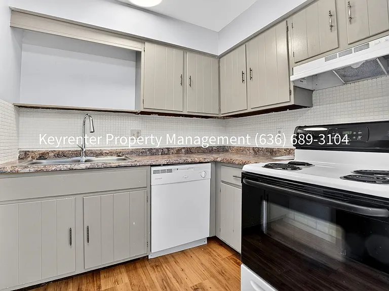 920 Parkcrest Dr — Photo 3