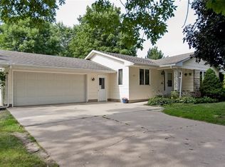 105 Marshall Ct, Manchester, IA 52057