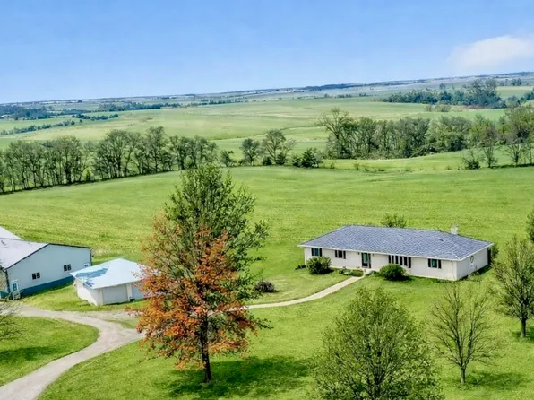 300 W Grant St, Macksburg, IA 50155