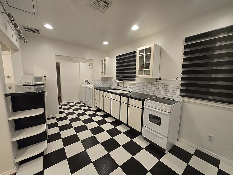 141 N Lincoln St #B — Photo 4