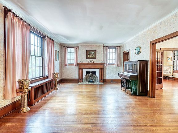 3rd image of 816 Euclid Ave