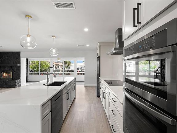 4th image of 1328 40th Ave NE