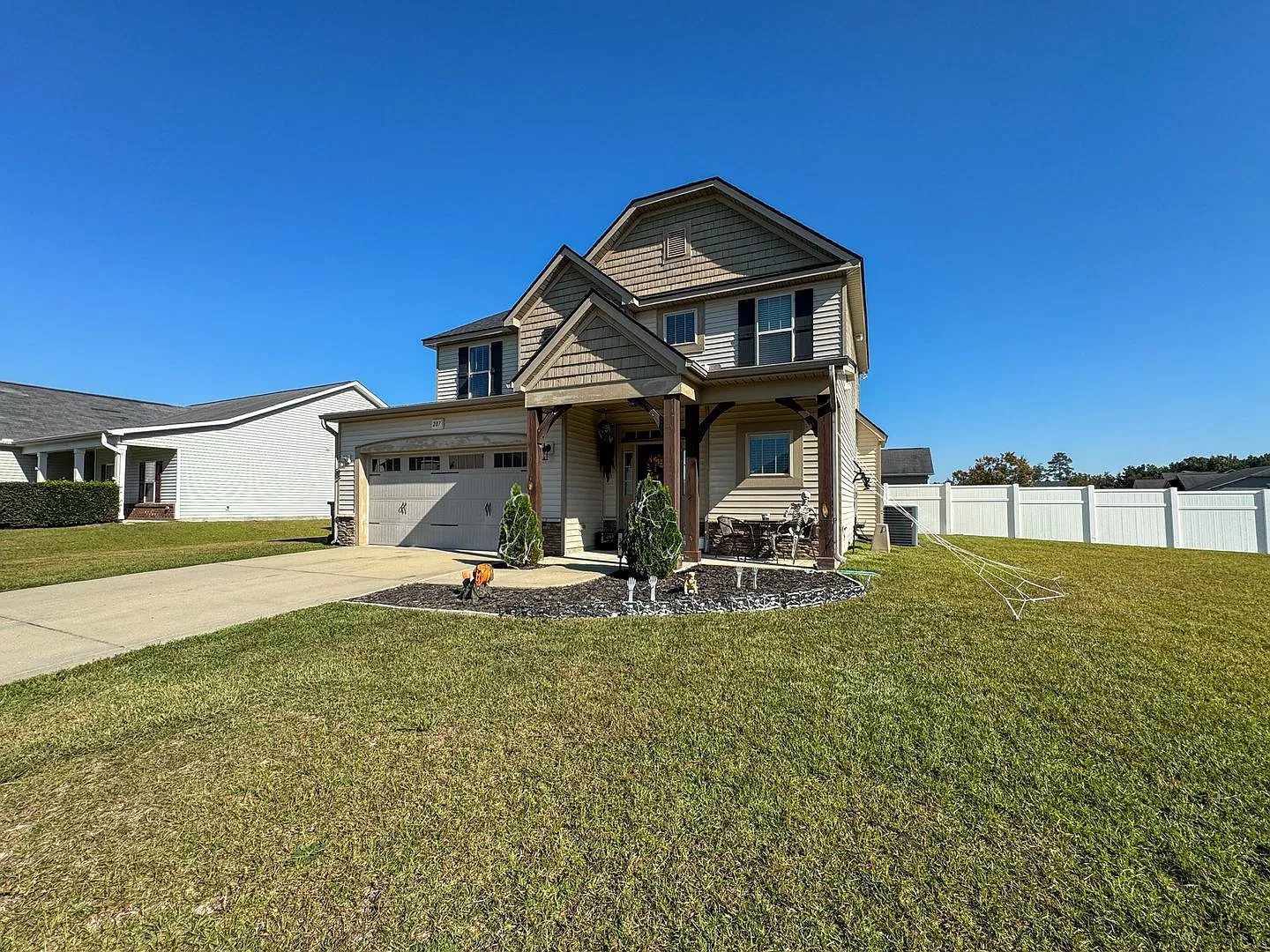 Beautifully Maintained 3 Bed 2.5 Bath Home in West Gate — Photo 2