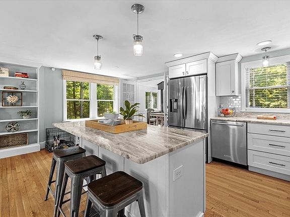 5th image of 90 Autumn Ave