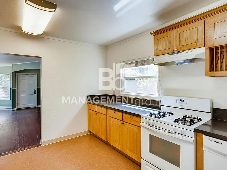 653 SW Sherman St — Photo 8