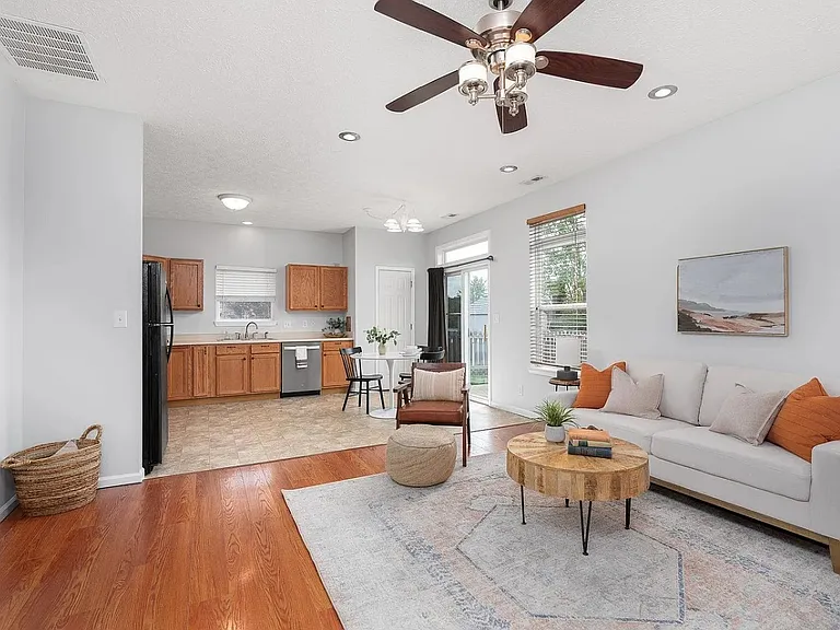 4570 Matthew St — Photo 7
