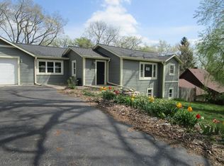 9 Hickory Rd, Cary, IL 60013