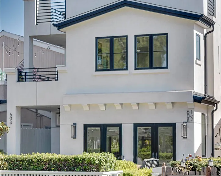608 Heliotrope Ave — Photo 2